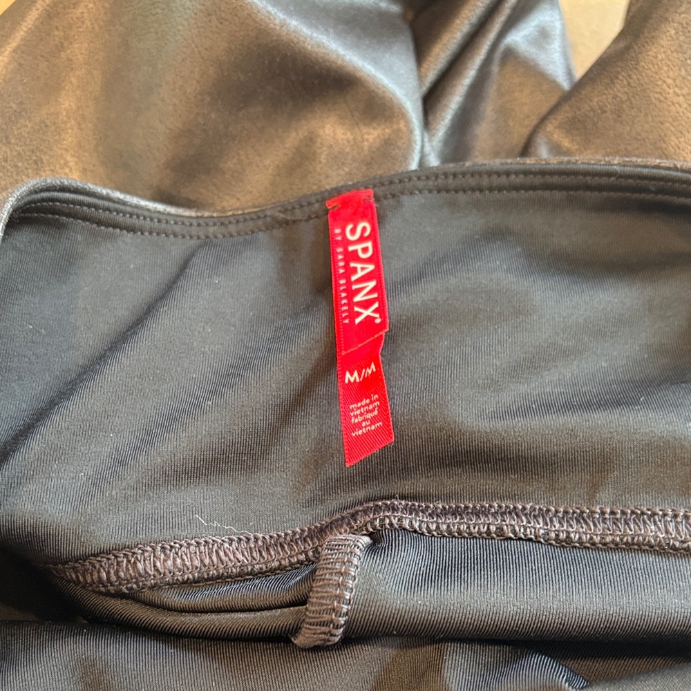 SPANX Shiny Black Leggings - Picture 3 of 6